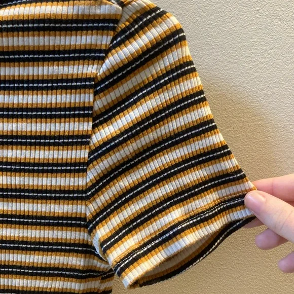 Striped Ribbed Crop Top - Picture 3 of 6